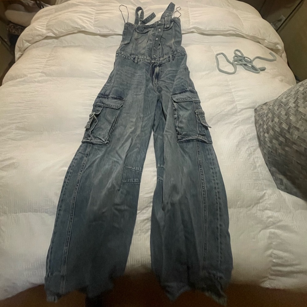Jean overalls Super cute top is tight bottom is so comfortable loss fitting new